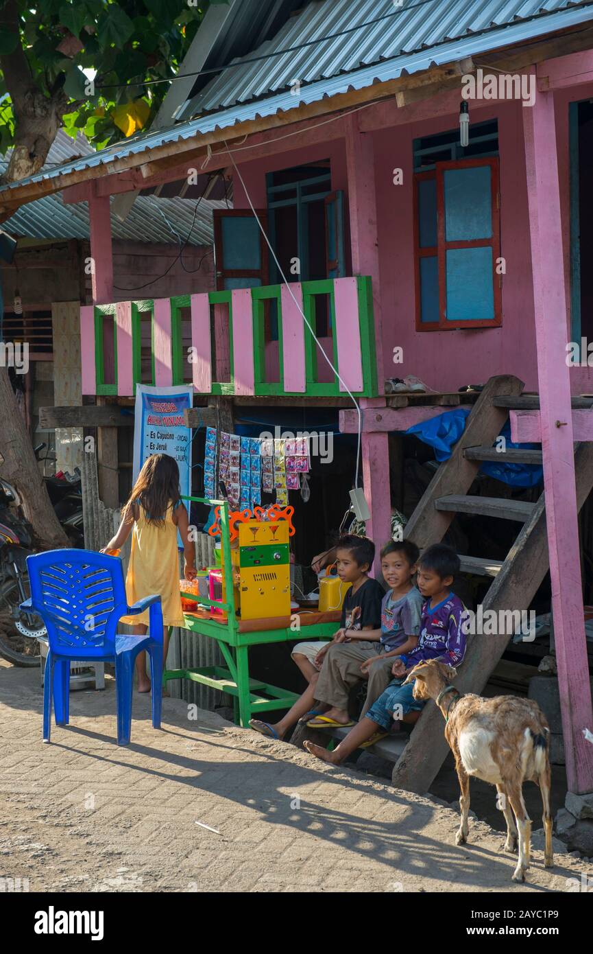 Scène de rue dans le village bojau Sea Gypsy sur l'île de Bungin, célèbre pour vivre dans des maisons à pilotis au-dessus de l'eau et vivre entièrement au large de la mer, au large de t Banque D'Images