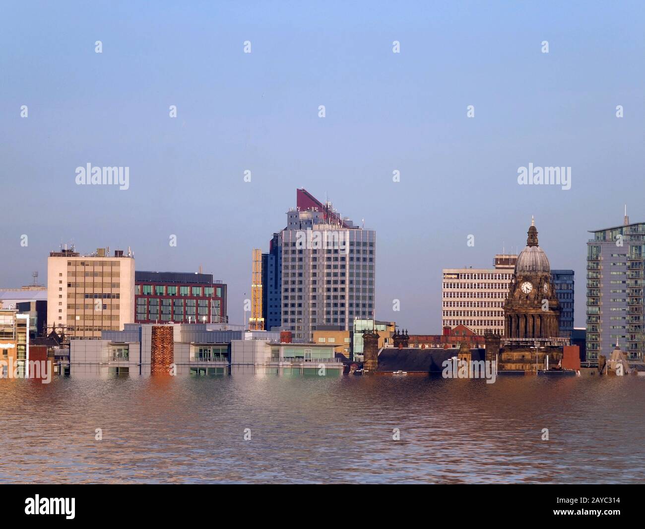 Vue conceptuelle sur la ville de leeds montrant les bâtiments et l'hôtel de ville après les inondations dues au réchauffement climatique Banque D'Images