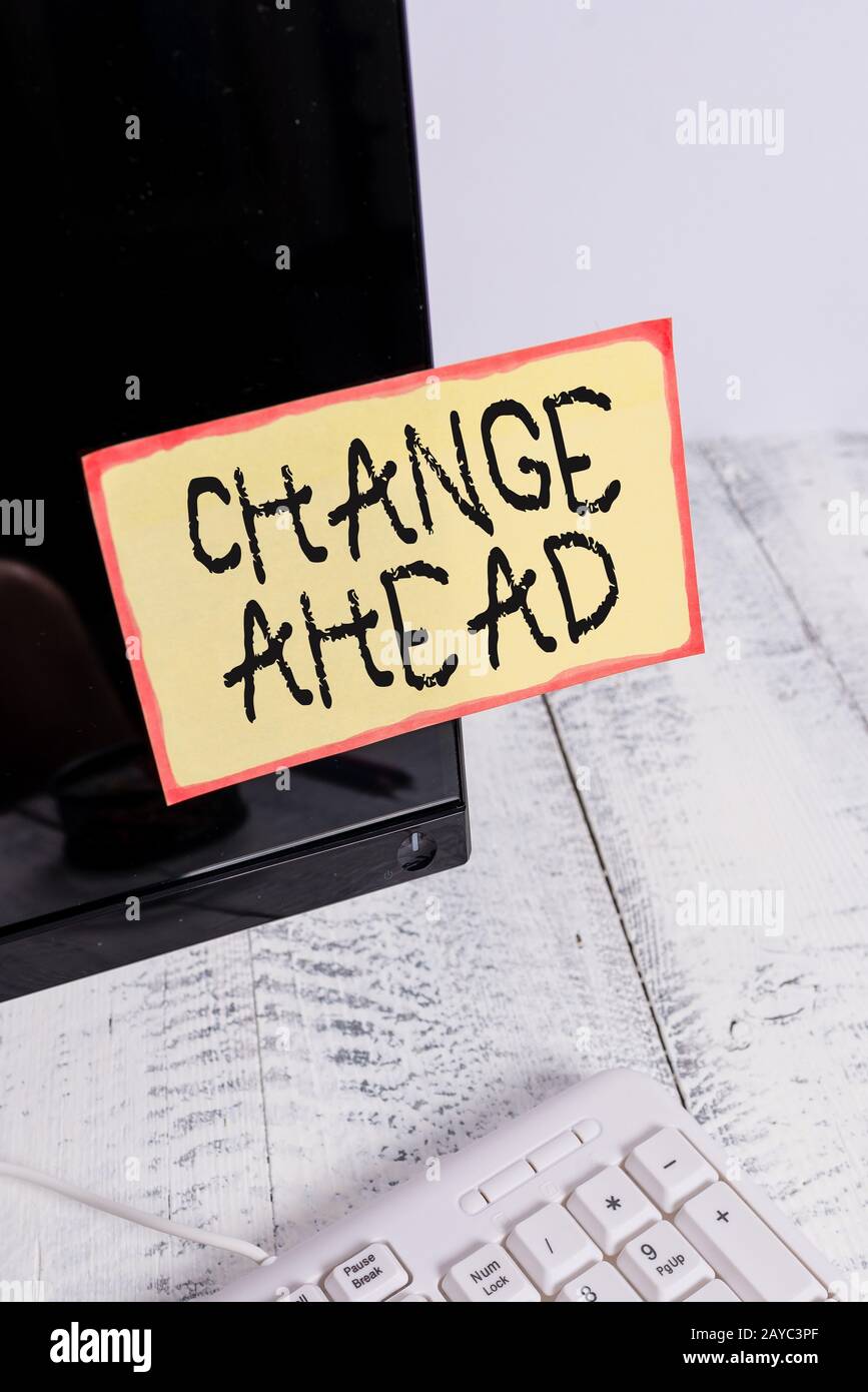 Texte d'écriture de mot changer en avance. Concept d'entreprise pour remplacer ou échanger avec un autre tap de papier de notation différent Banque D'Images
