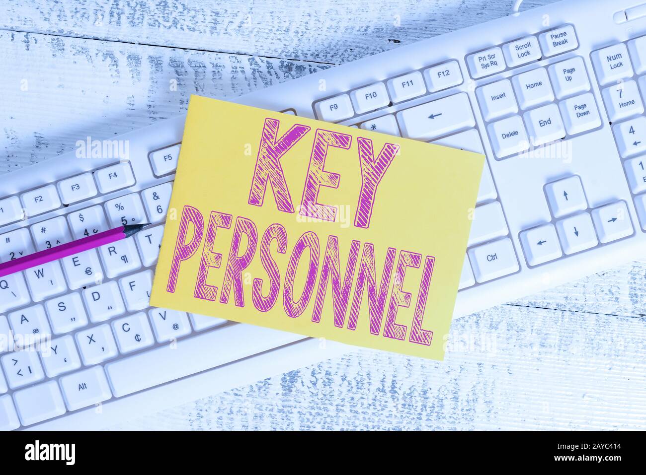 Signe texte indiquant le personnel clé. Photo conceptuelle directeurs de programme Chercheur principal chefs de projet clavier blanc off Banque D'Images