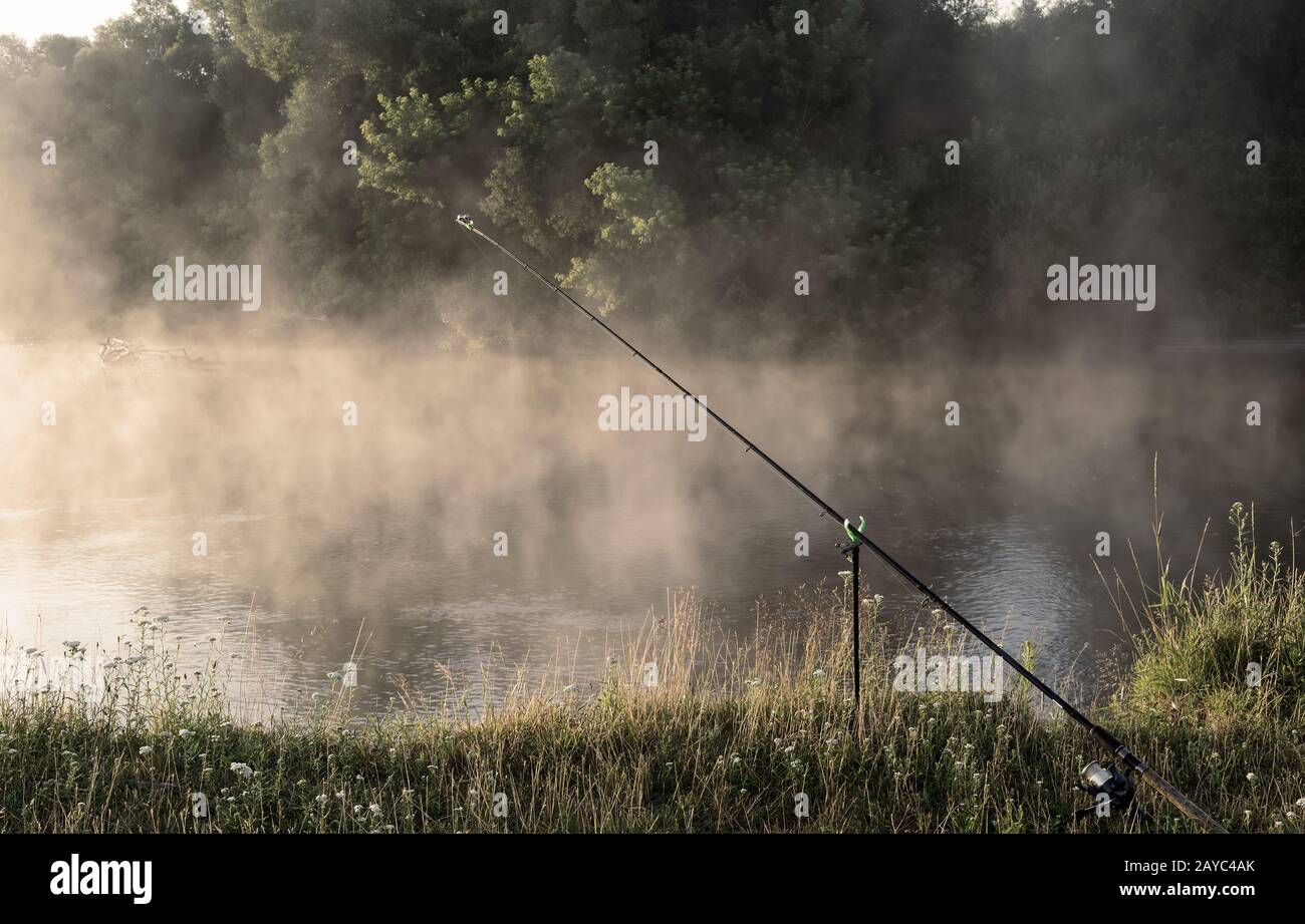 Attirail de pêche pour la capture de poissons dans la rivière. Banque D'Images