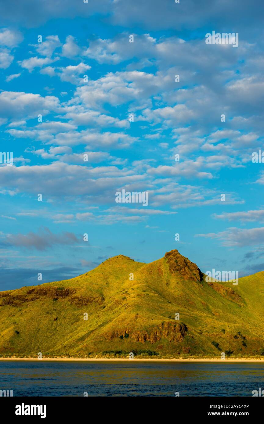 Vue sur Gili Banta (île de Banta), ancien volcan inhabité et partiellement immergé au large de la côte nord-ouest de Sumbawa, Indonésie. Banque D'Images