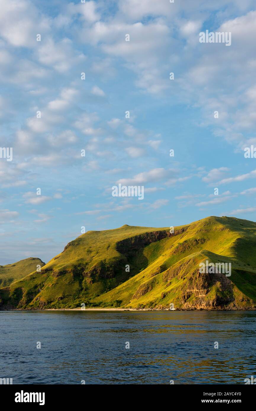 Vue sur Gili Banta (île de Banta), ancien volcan inhabité et partiellement immergé au large de la côte nord-ouest de Sumbawa, Indonésie. Banque D'Images
