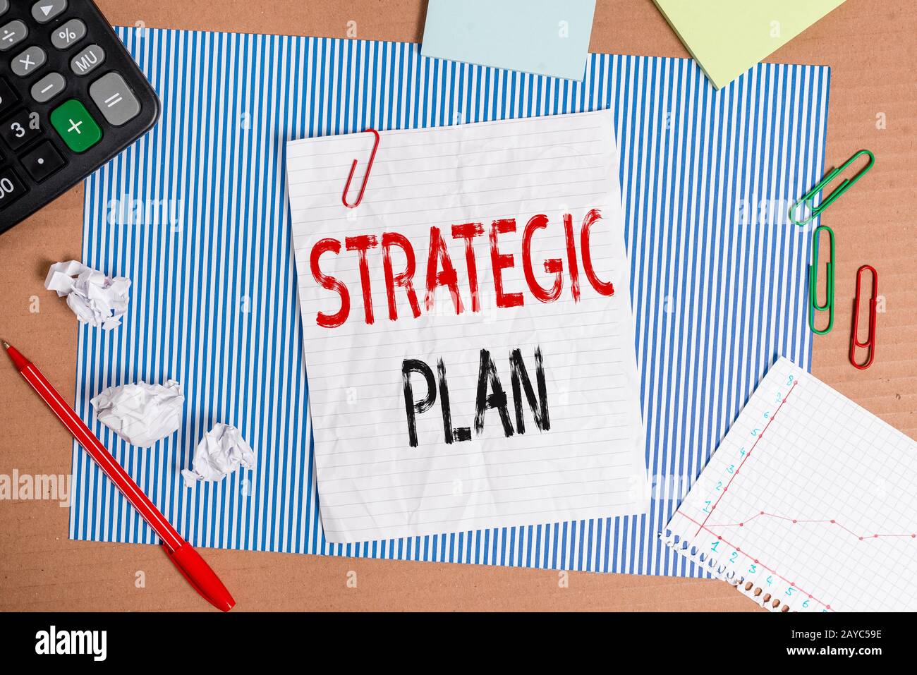 Panneau texte montrant le plan stratégique. Photo conceptuelle processus systématique de vision d'un futur noteb de carton à rayures souhaité Banque D'Images