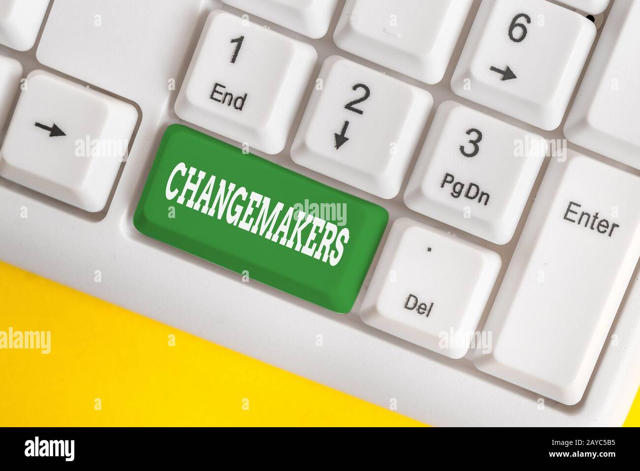 Changeurs de texte manuscrite. Concept signification jeunes influence Turk Acitivistes urbanisation mode Gen X clavier PC blanc wi Banque D'Images