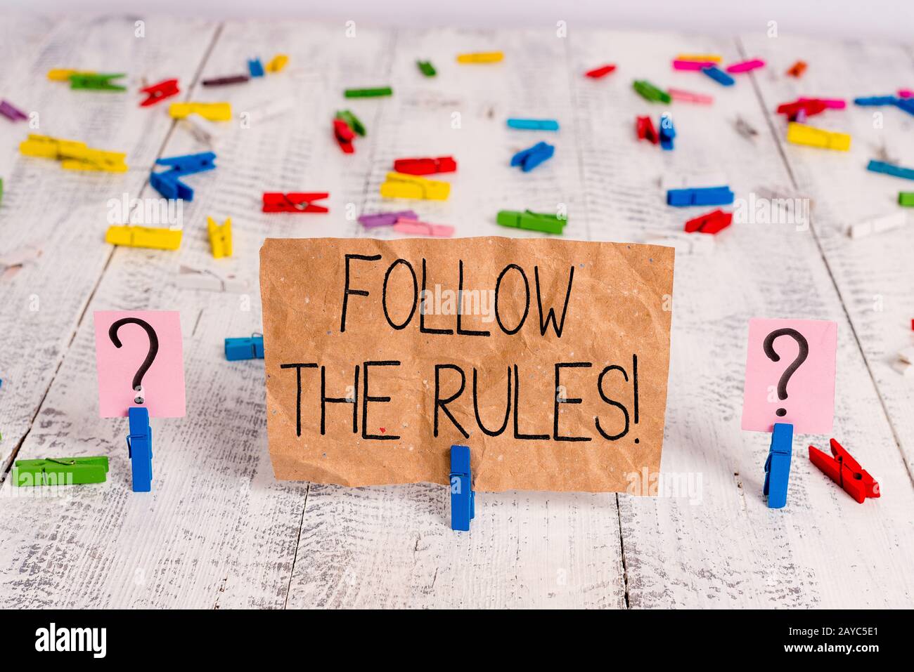 Le texte de l'affichage suit les règles. Photo conceptuelle Aller à la réglementation régissant la conduite ou la procédure scribled et micling Banque D'Images