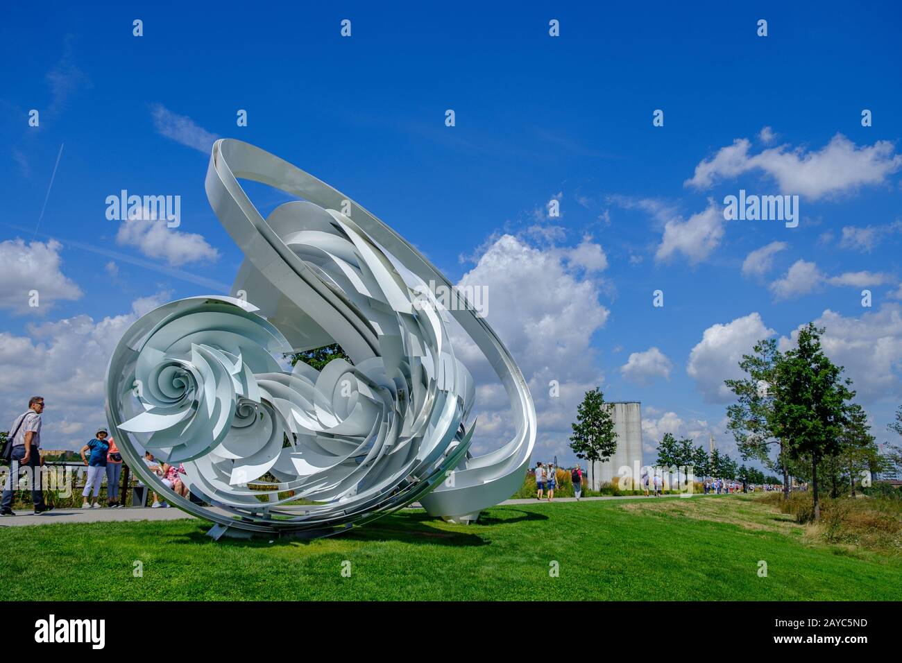 Hoop-la sculpture d'Alice Aycock et paysage environnant au 2019 Federal Garden Show BUGA à Heilbronn, Allemagne Banque D'Images