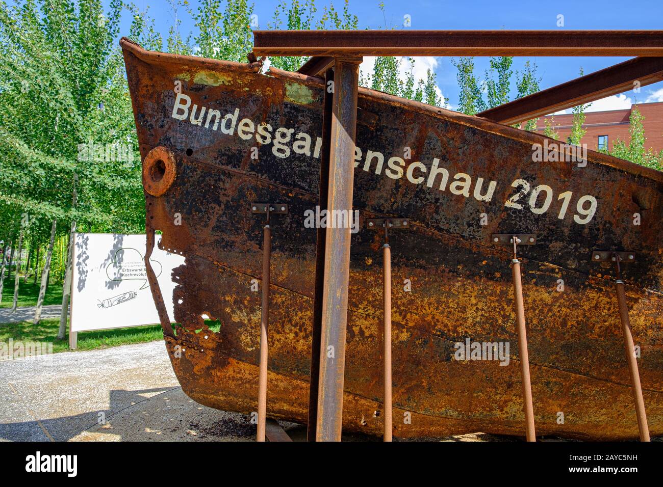 Navire rouillé avec l'inscription BUGA du Federal Garden Show 2019 à Heilbronn, Allemagne Banque D'Images