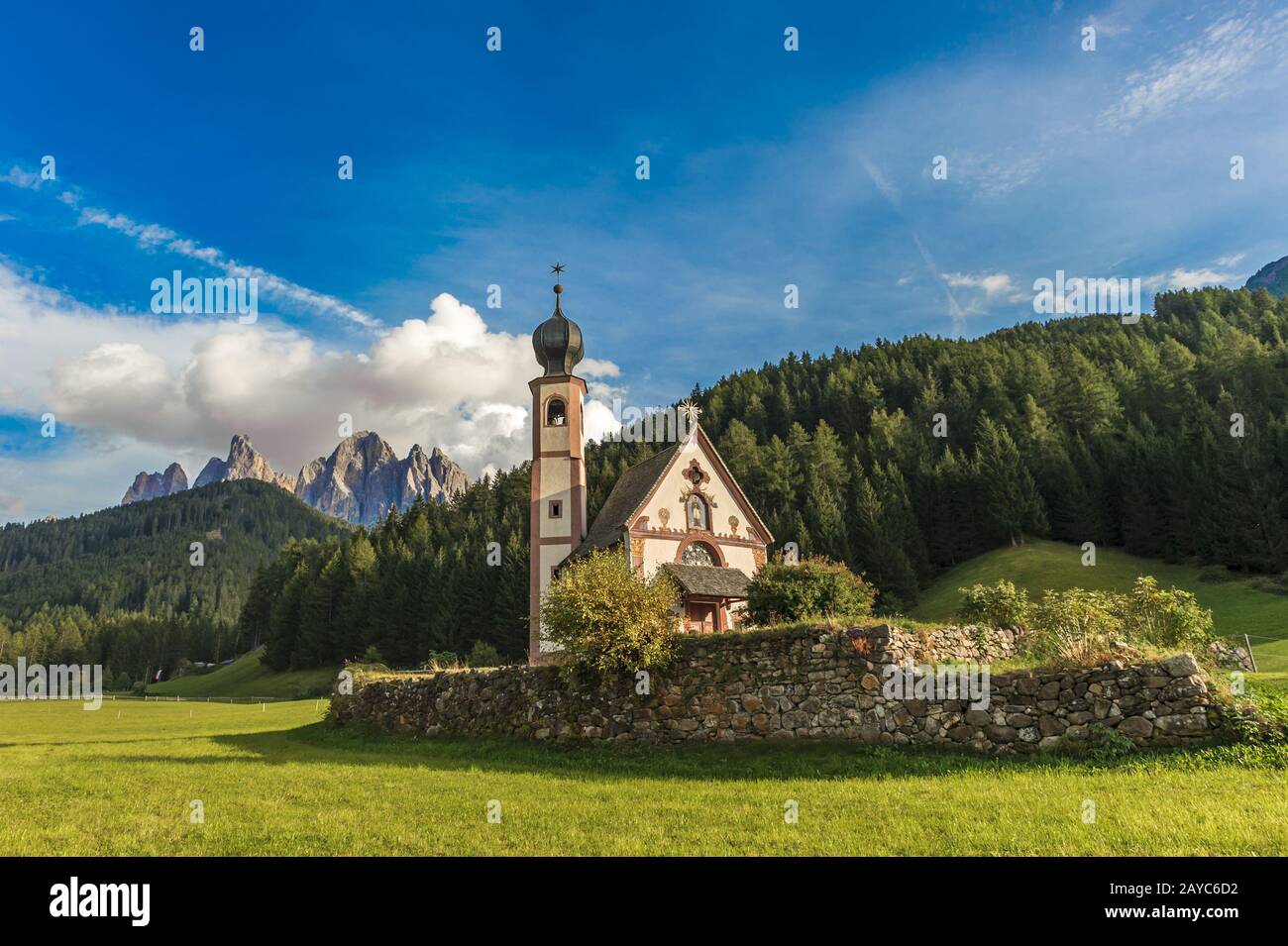 Église Saint-Jean en face de la montagne, vallée de Odle Funes, Dolomites, Italie Banque D'Images