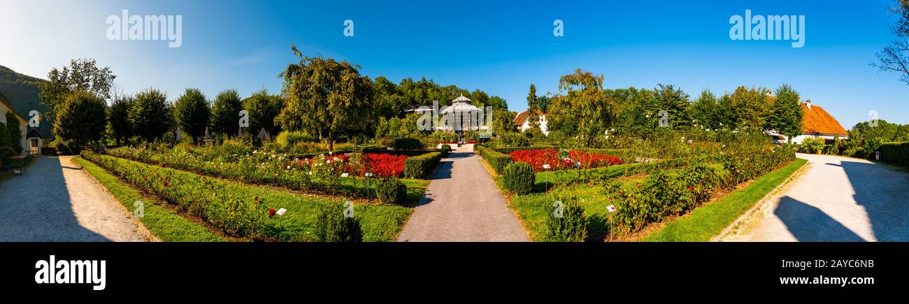 Jardins du Palais Herberstein dans Herbersteinpanorama . Rose Gardenn, haut lieu touristique de destination de vacances. Banque D'Images