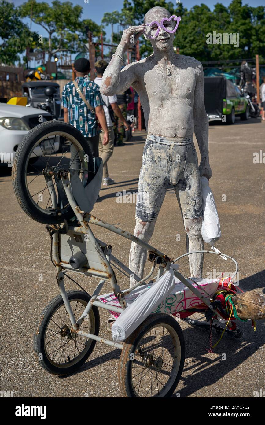 Artiste de rue avec tout le corps recouvert de poudre blanche, Thaïlande Asie du Sud-est Banque D'Images