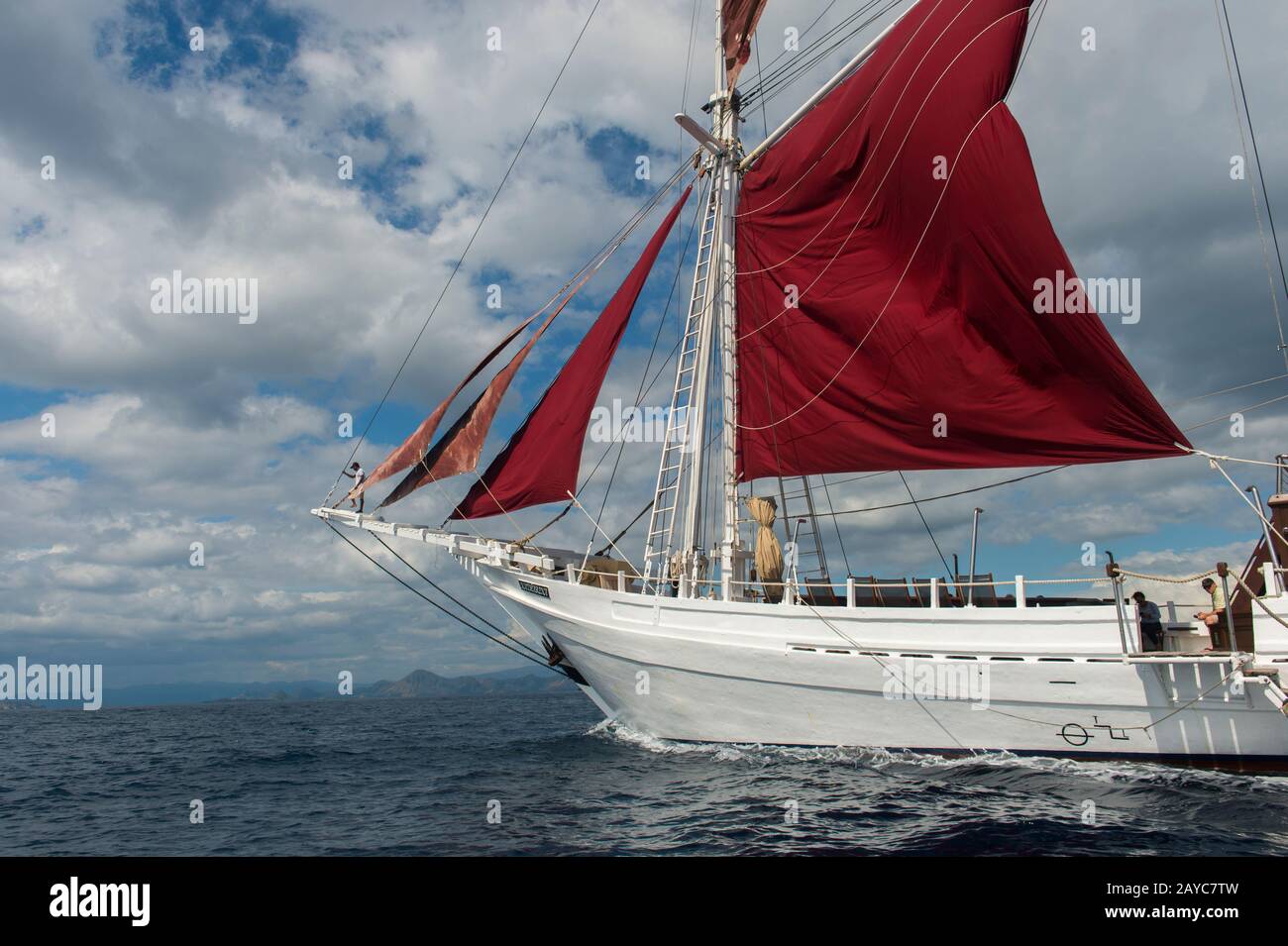 Le MSV Katharina, un bateau pinisi en bois de 38 mètres (un voilier indonésien traditionnel), sous la voile près de l'île Komodo, Indonésie. Banque D'Images