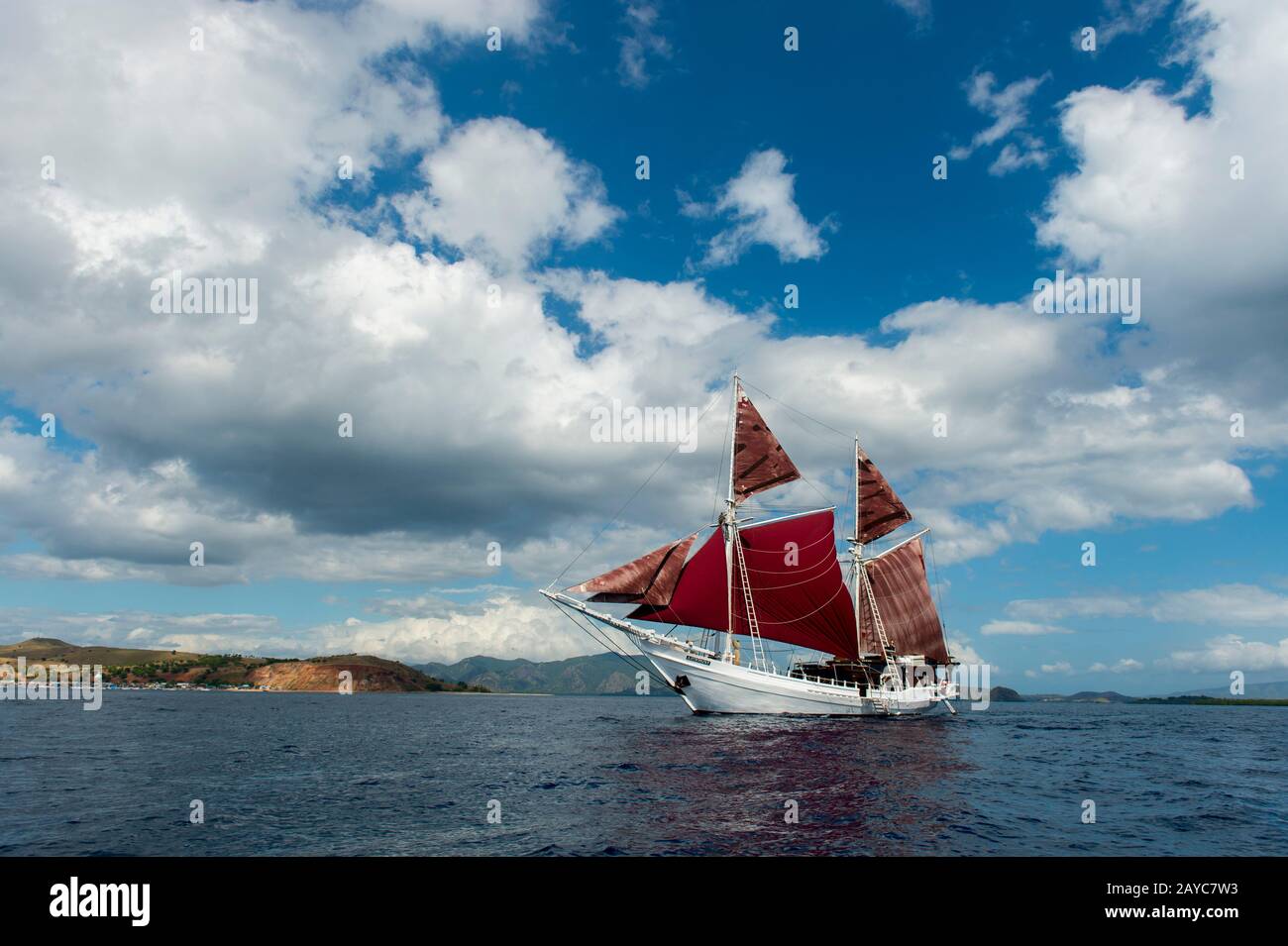 Le MSV Katharina, un bateau pinisi en bois de 38 mètres (un voilier indonésien traditionnel), sous la voile près de l'île Komodo, Indonésie. Banque D'Images