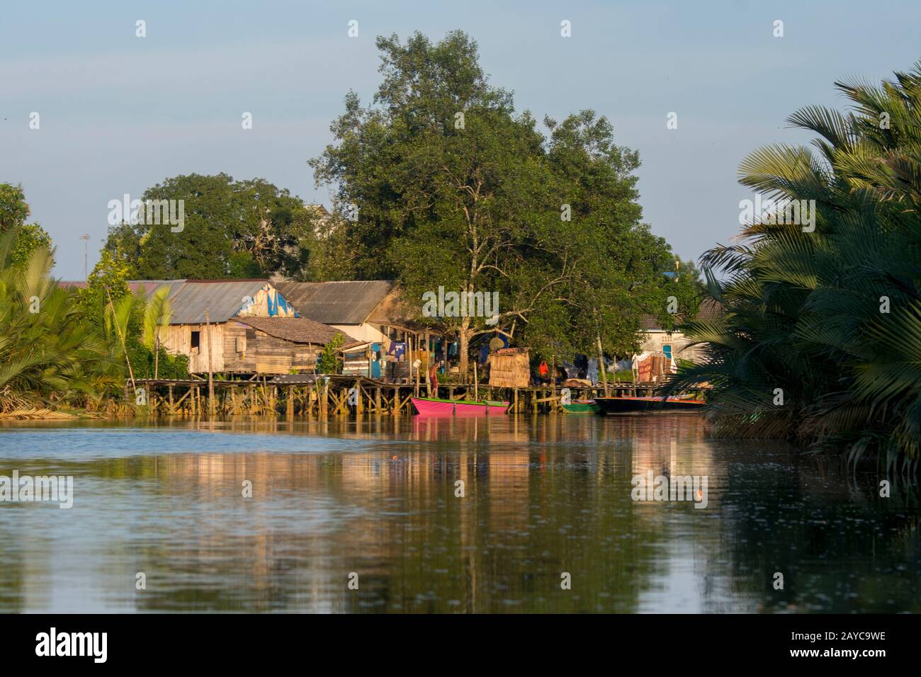 Vue sur le village de pêcheurs avec des maisons sur pilotis à l'embouchure de la rivière Noire près de Balikpapan, sur Kalimantan, Indonésie. Banque D'Images