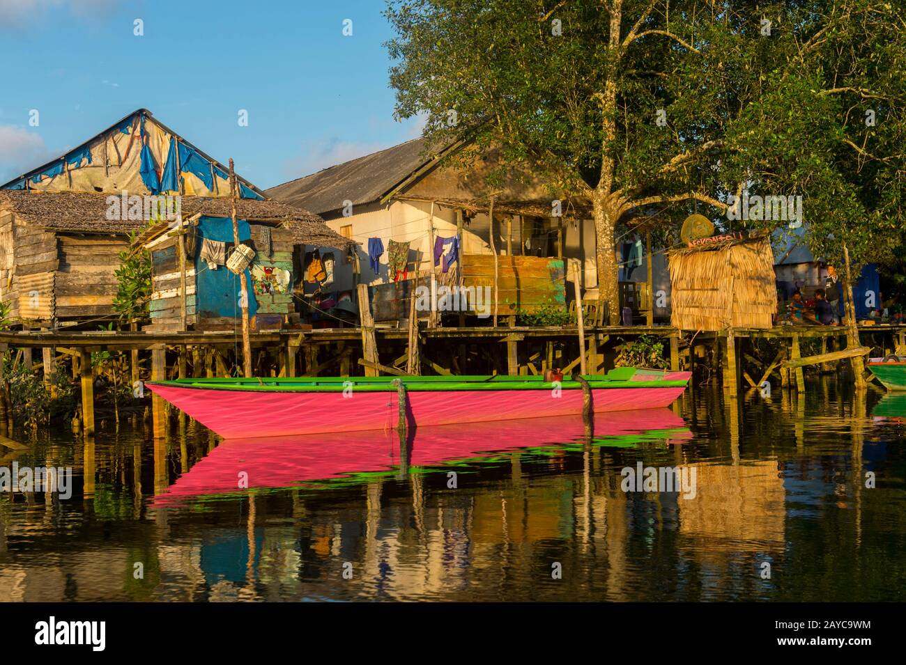 Vue sur le village de pêcheurs avec des maisons sur pilotis à l'embouchure de la rivière Noire près de Balikpapan, sur Kalimantan, Indonésie. Banque D'Images