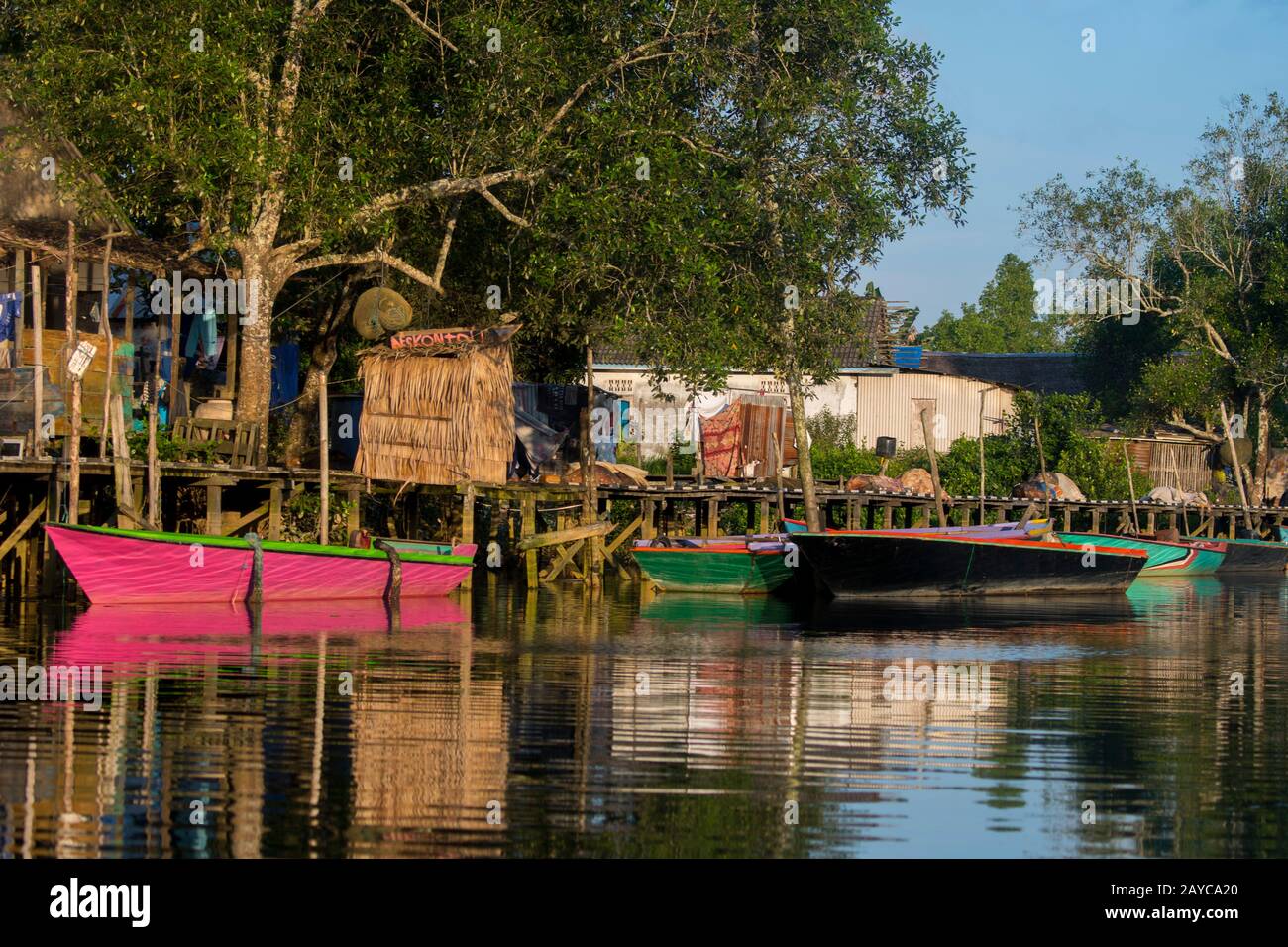Vue sur le village de pêcheurs avec des maisons sur pilotis à l'embouchure de la rivière Noire près de Balikpapan, sur Kalimantan, Indonésie. Banque D'Images