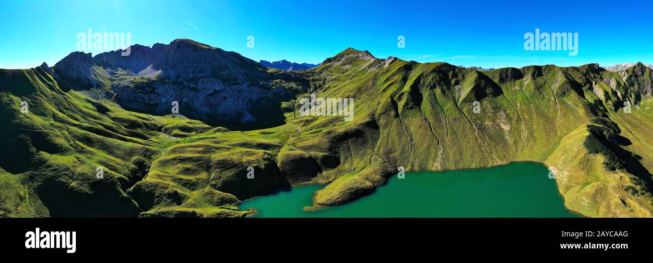 le lac de droite est lac dans les alpes Banque D'Images