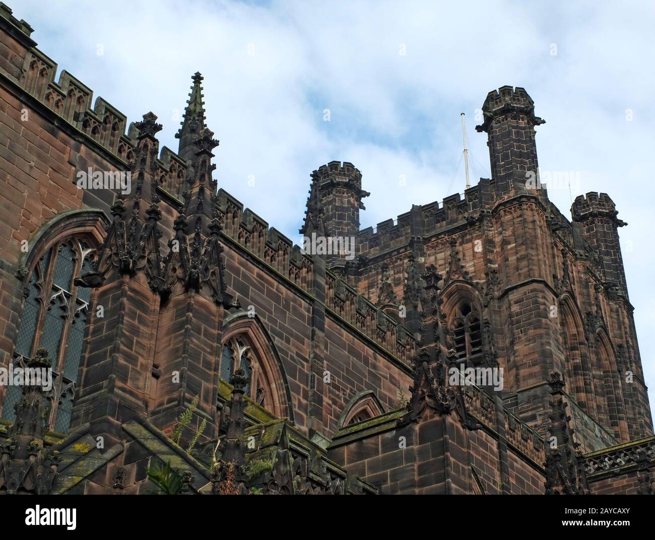 vue rapprochée sur la pierre médiévale et la tour sur la cathédrale historique de chester Banque D'Images