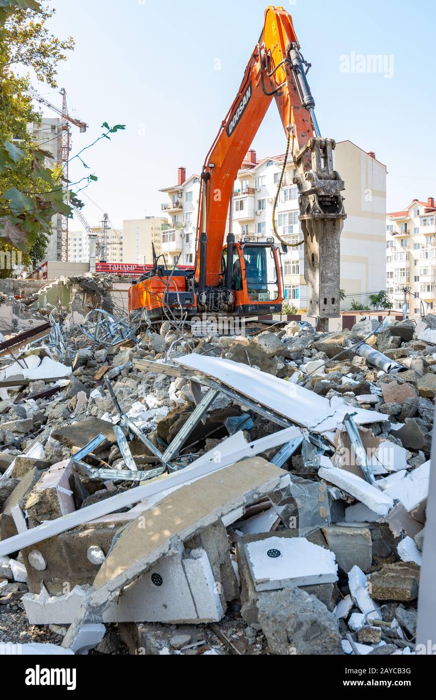 Anapa, Russie - septembre 6, 2019 : Démolition d'un bâtiment à l'aide d'un pelle jack Banque D'Images