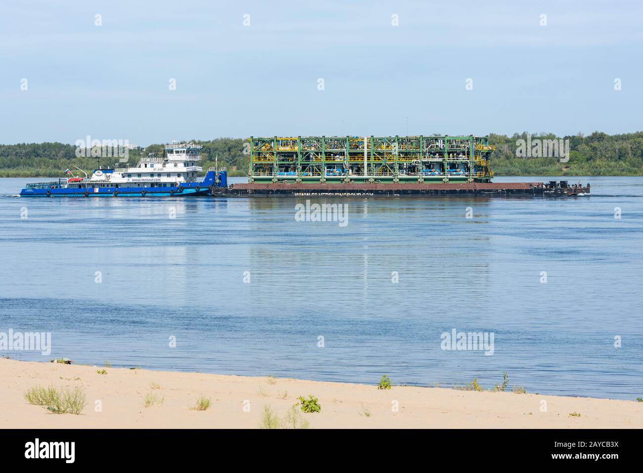 Volgograd, Russie - le 27 août 2019 : Le transport par un remorqueur d'une plate-forme flottante avec de l'équipement technologique Banque D'Images