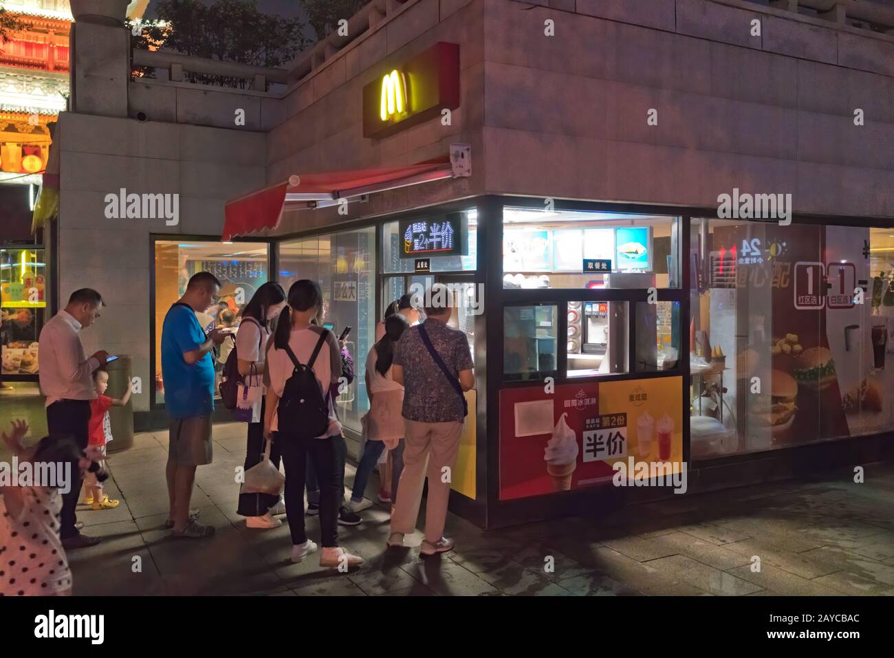 Les Chinois font la queue au restaurant Macdonald Banque D'Images