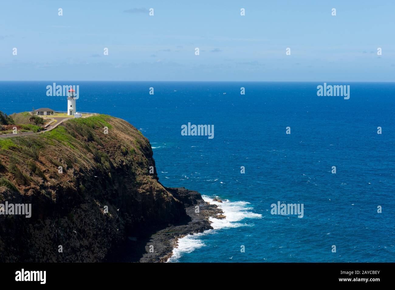Vue sur le phare historique de Kilauea (Registre national des lieux historiques), construit en 1913, à la réserve naturelle nationale de Kilauea point sur le Ha Banque D'Images