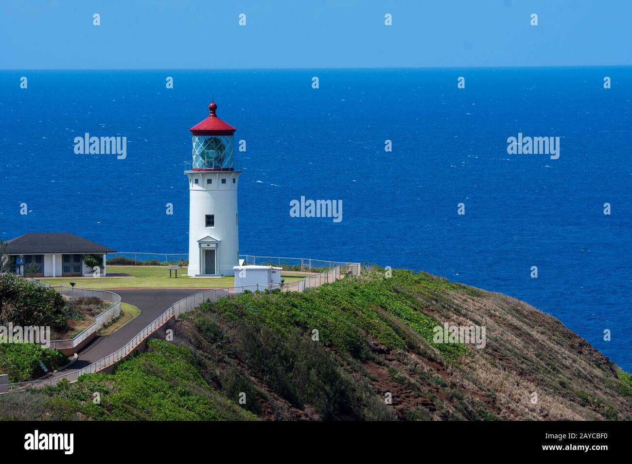 Vue sur le phare historique de Kilauea (Registre national des lieux historiques), construit en 1913, à la réserve naturelle nationale de Kilauea point sur le Ha Banque D'Images
