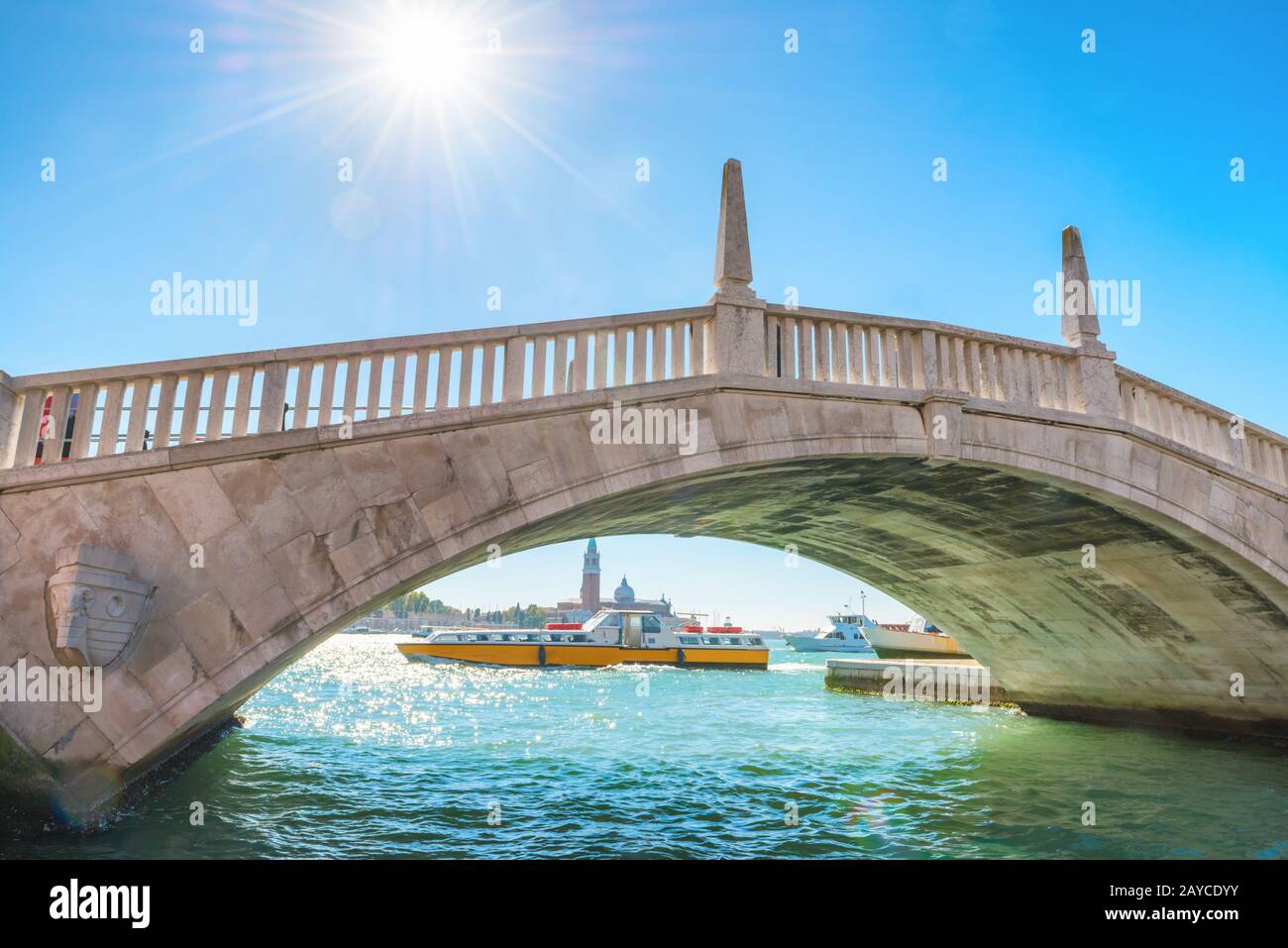 Pont au-dessus du canal et sortie à la baie de Venise Banque D'Images