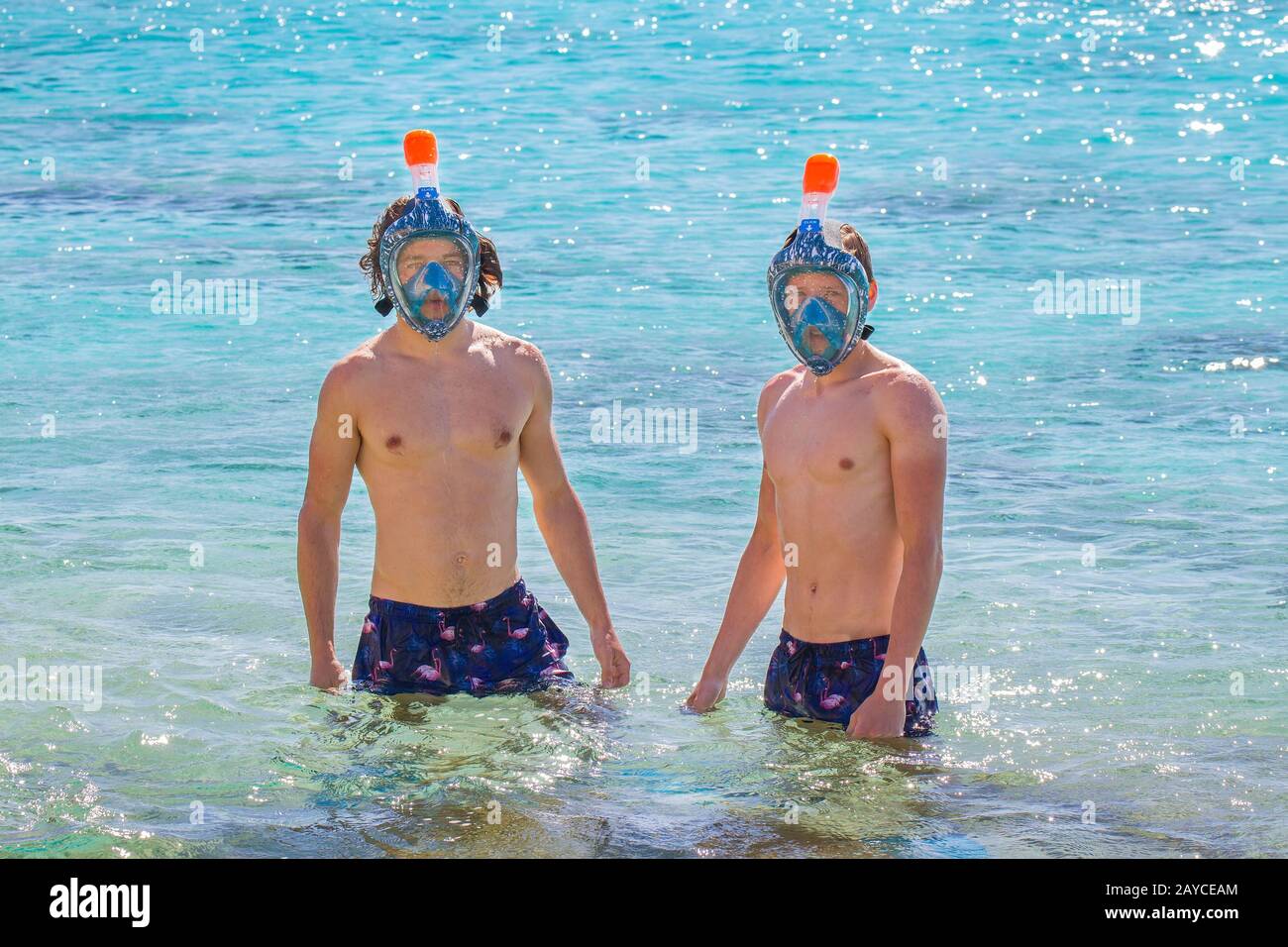 Deux hommes néerlandais portant des masques de plongée en apnée en mer Banque D'Images