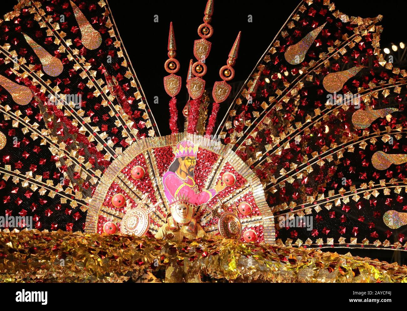 Port D’ESPAGNE, TRINIDAD - 13 FÉVR. Marlon Rampersad présente Cyrus le Grand lors de la compétition préliminaire du Roi de Carnaval dans le Parc de la Reine Sava Banque D'Images