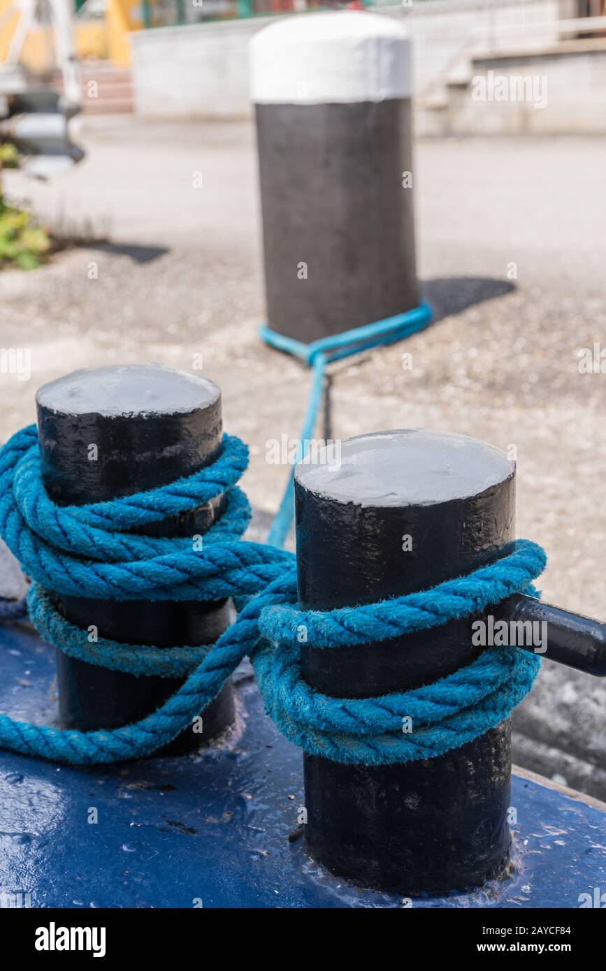 La corde d'amarrage tourna autour de la cordelette pour fixer le navire à l'amarrage - gros plan Banque D'Images