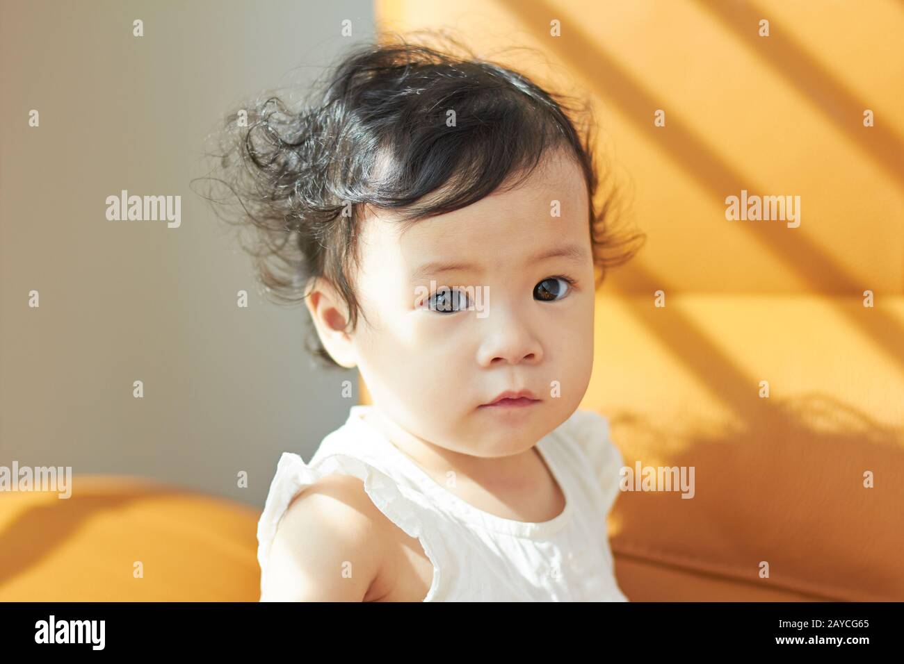 Portrait of cute et cheveux bouclés charmant bébé fille chinoise asiatique . Banque D'Images