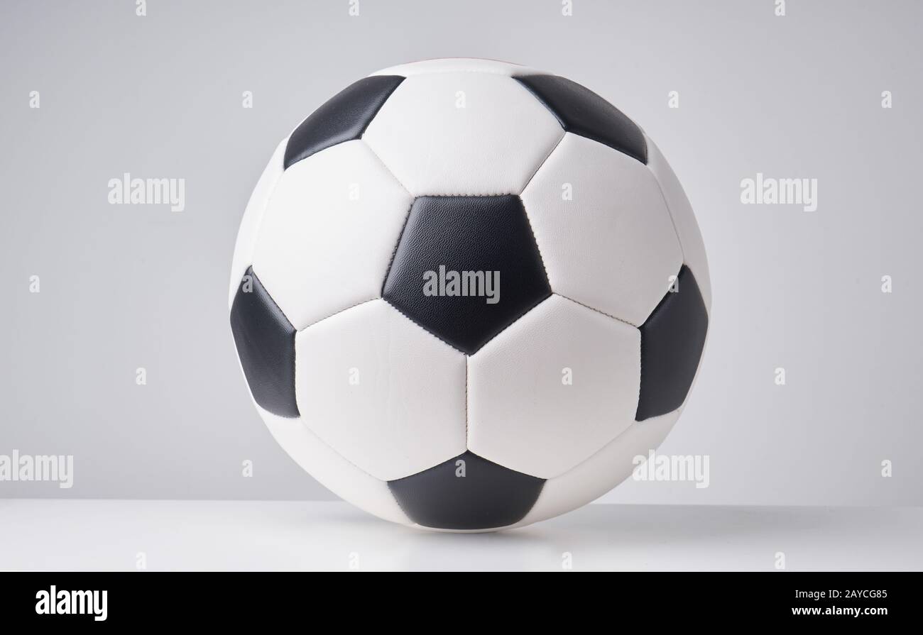 Ballon de football ou soccer close up image sur fond gris clair. Banque D'Images