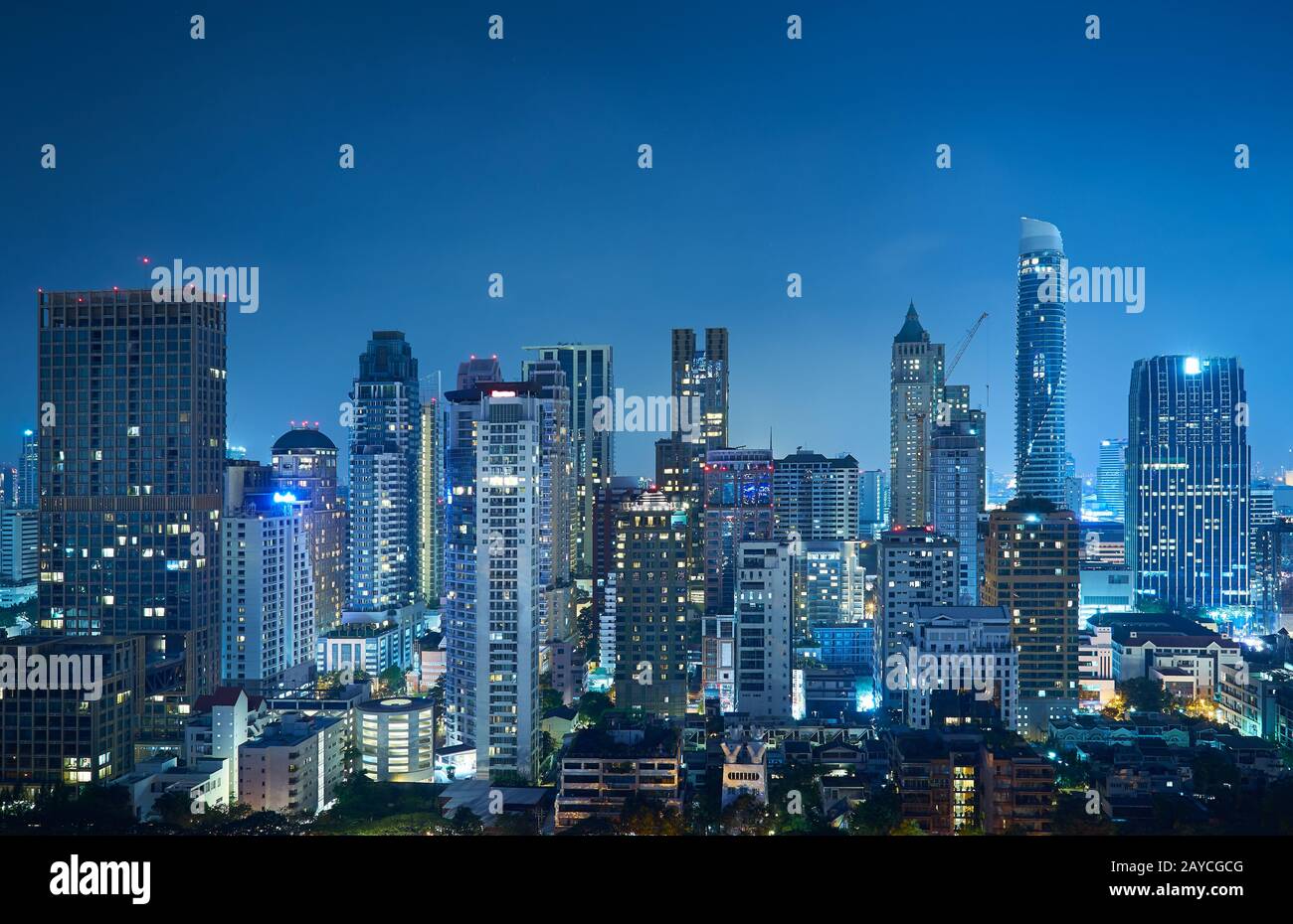 Vue nocturne de Bangkok immeuble moderne d'affaires de bureau et gratte-ciel élevé dans le quartier des affaires de Bangkok Banque D'Images