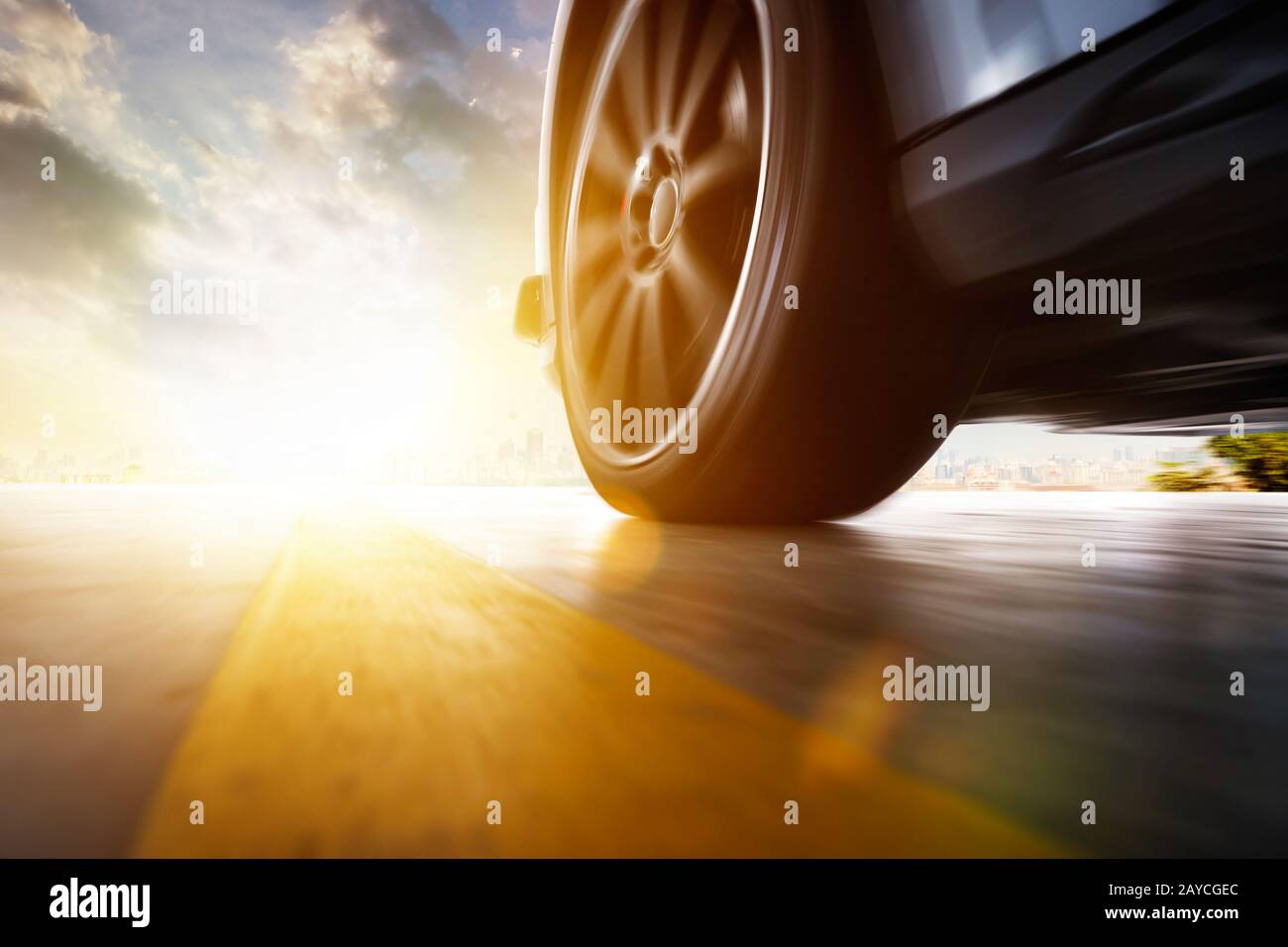 Vue du côté de l'angle faible de voiture jeûne au coucher du soleil avec l'effet de vitesse de mouvement . Banque D'Images