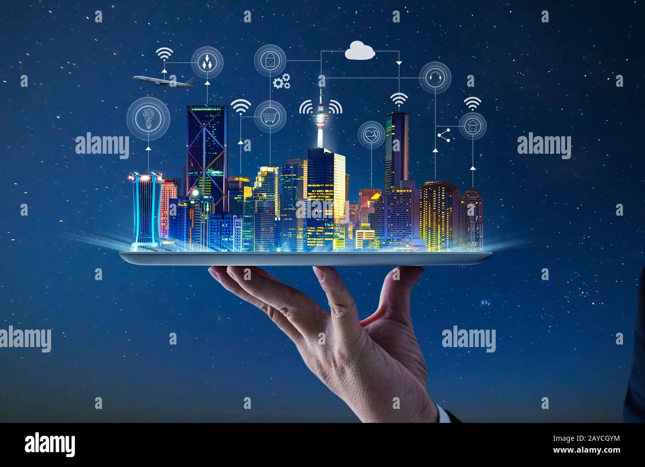 Main de serveur tenant une tablette numérique vide avec Smart City avec des services intelligents et des icônes Banque D'Images Main de serveur tenant une tablette numérique vide avec Smart City avec des services intelligents et des icônes Banque D'Images