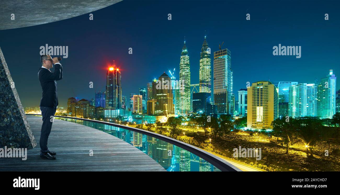 Homme d'affaires utilisez le télescope pour regarder les gratte-ciel modernes de la ville Banque D'Images