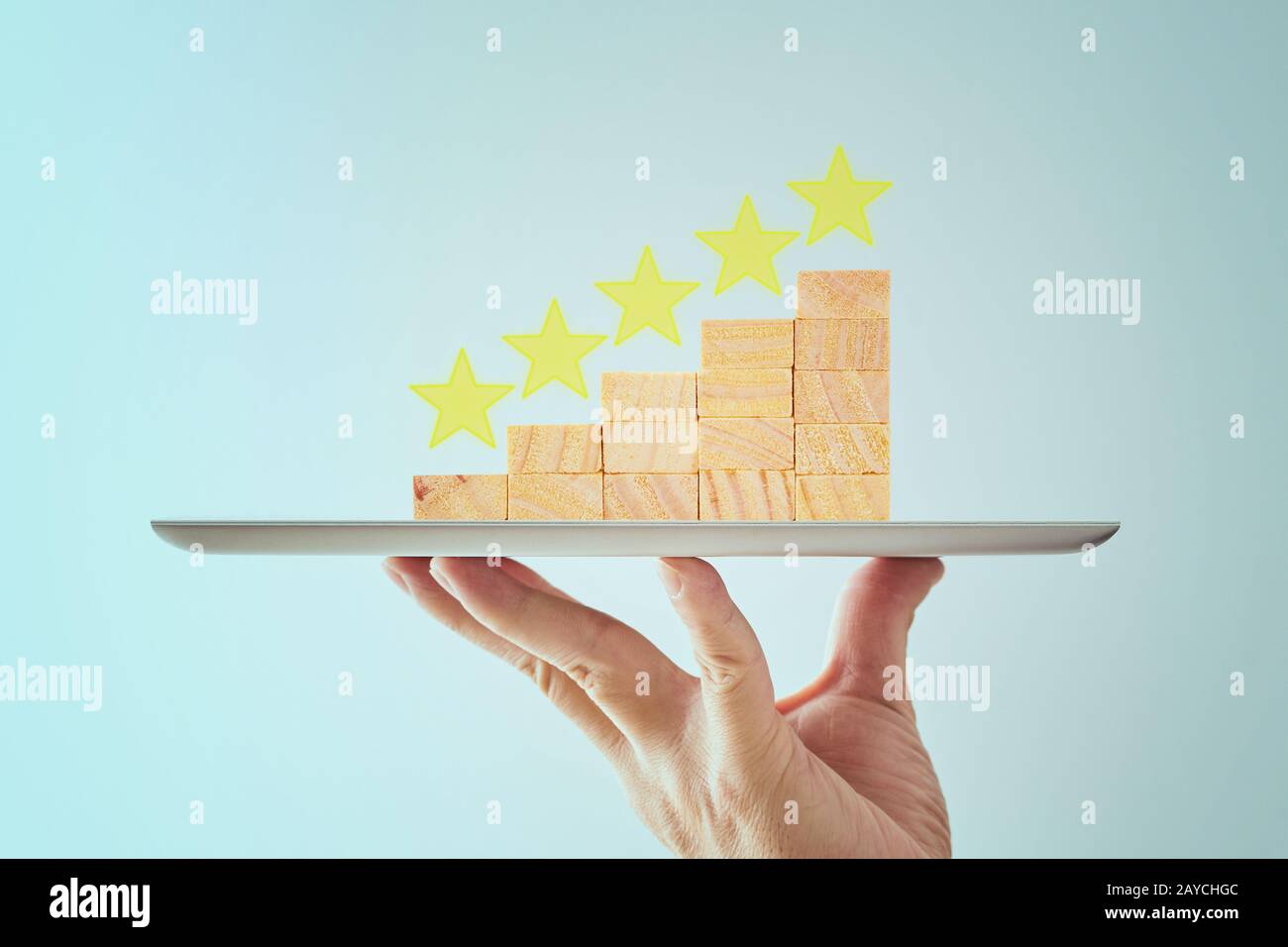 Main de serveur tenant un objectif cinq étoiles augmenter la notation ou le  classement Photo Stock - Alamy