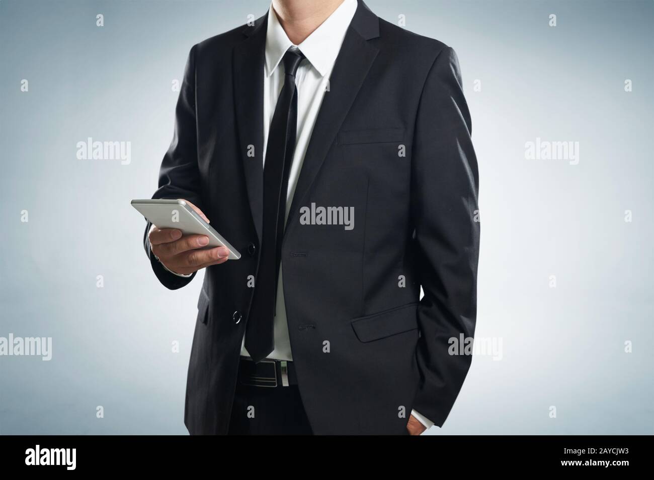 Close up of a young man using smart phone mobile Banque D'Images