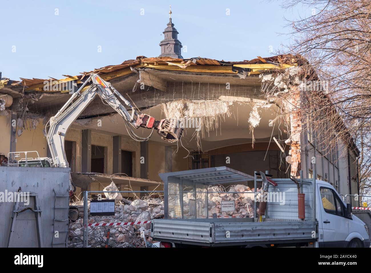 Démolition d'un complexe résidentiel délabré avec des excavatrices de démolition Banque D'Images
