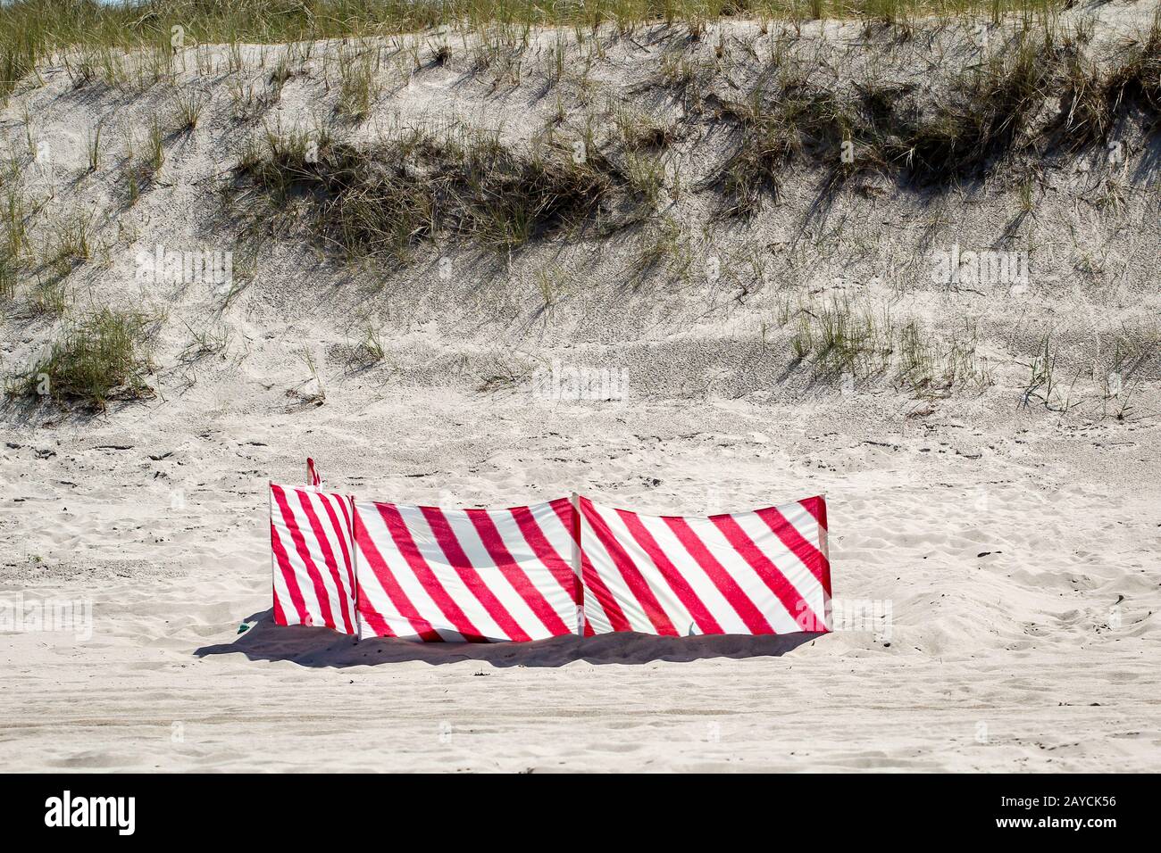 un vent et de l'intimité sont mis en place sur la plage Banque D'Images