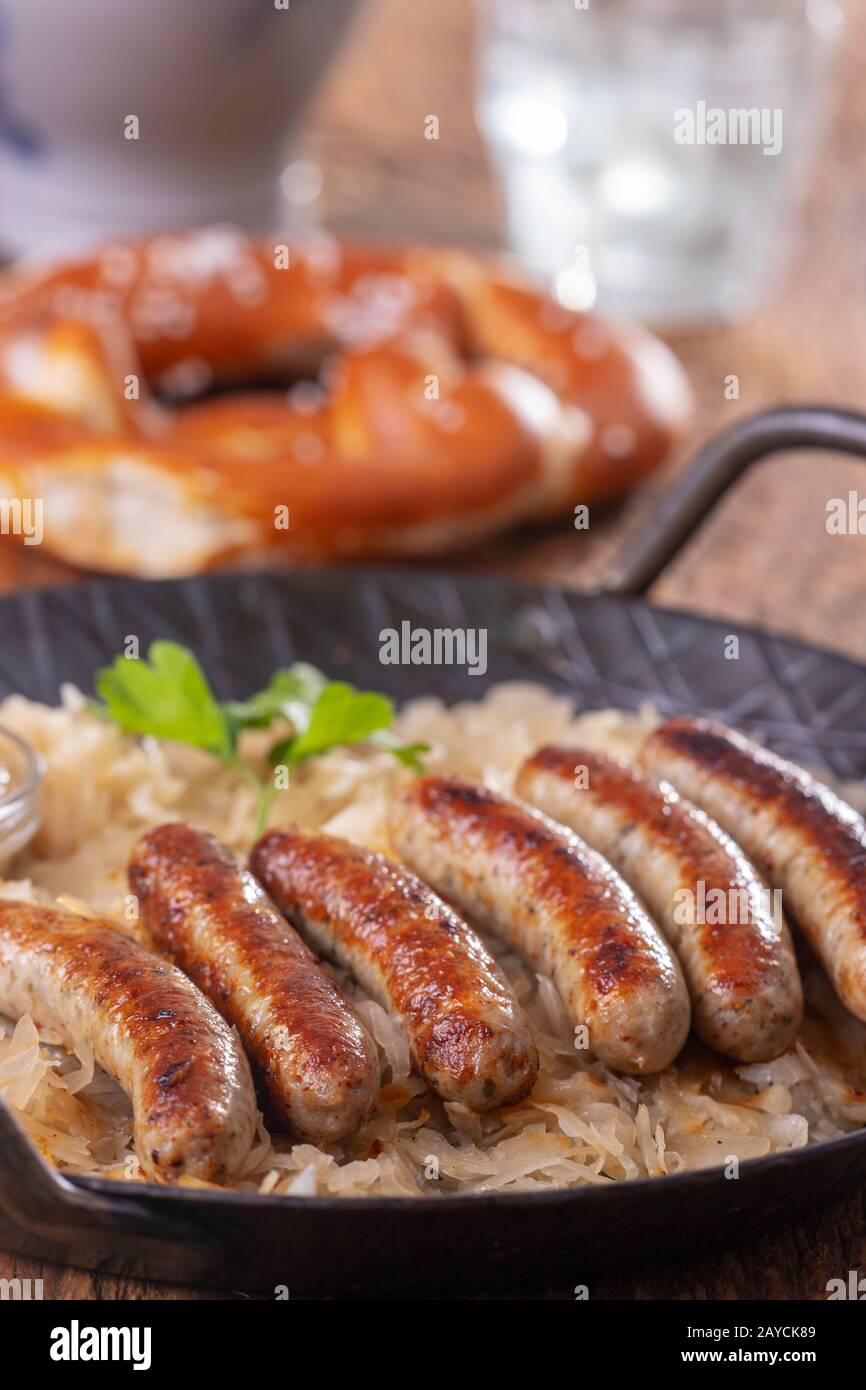 Bratwurst de Nuremberg grillé avec sauerkraut Banque D'Images