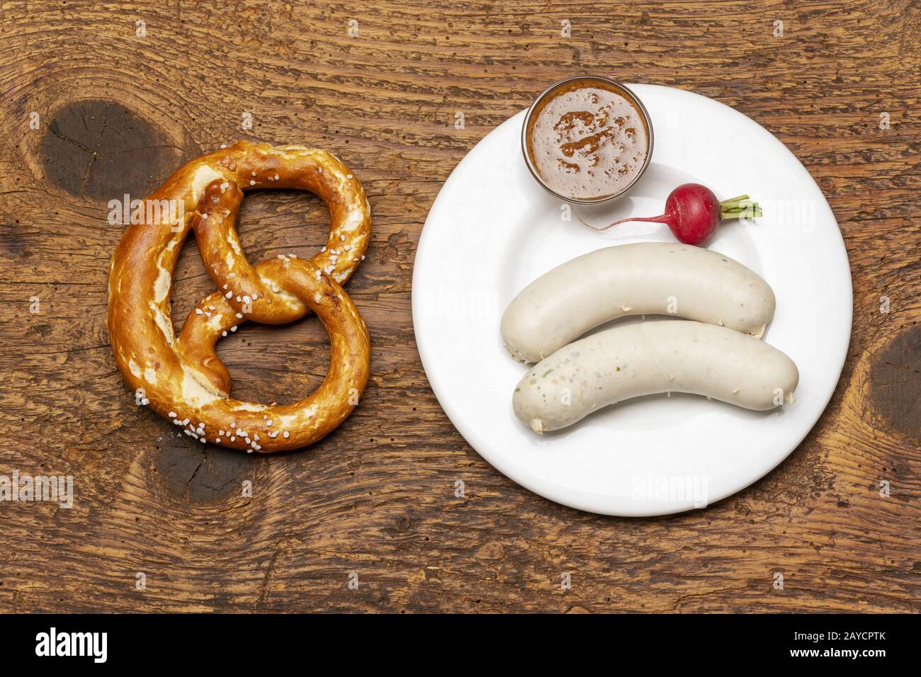 Saucisse de veau bavaroise avec bretzel Banque D'Images