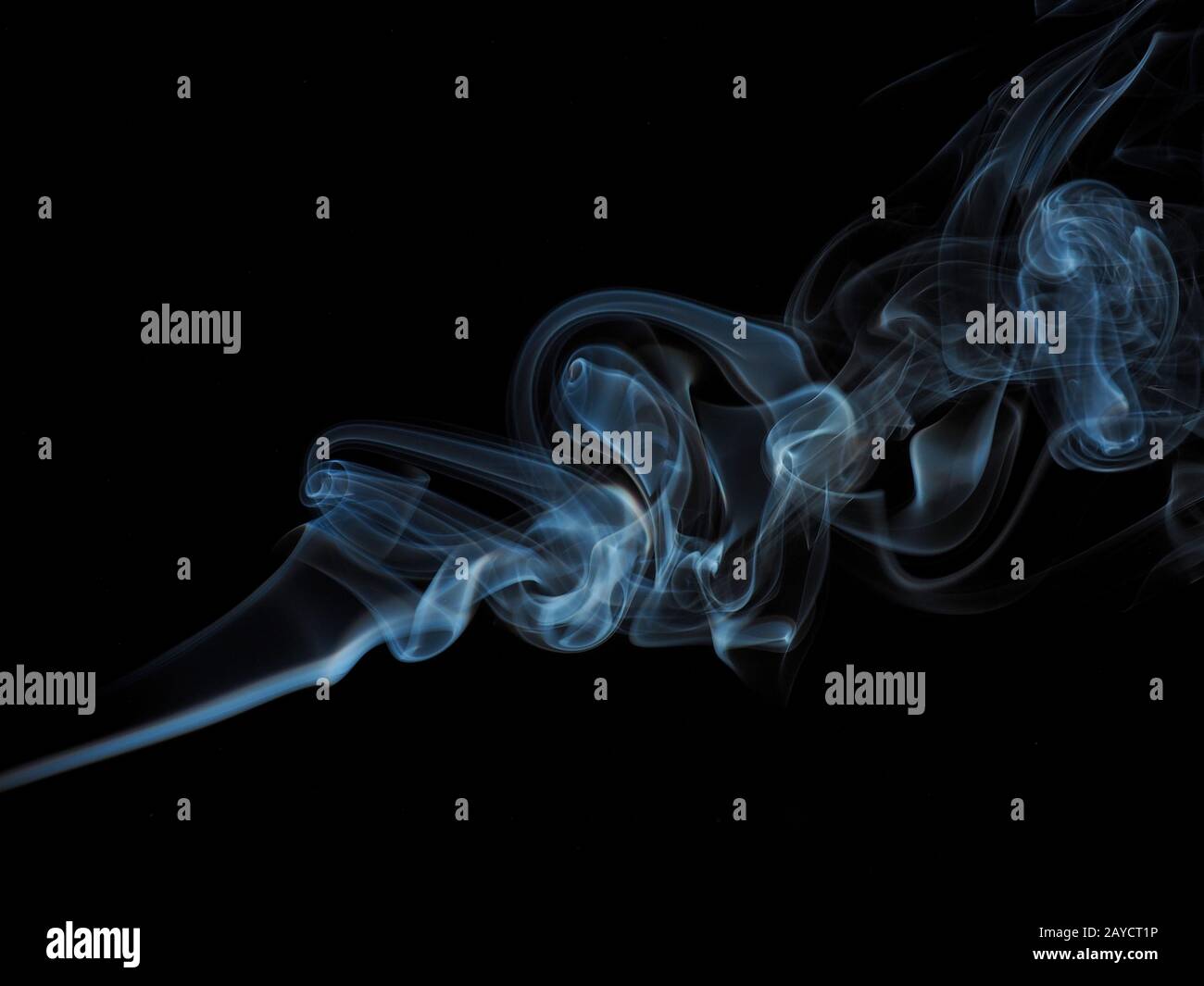 Fumée abstraite en bleu sur un fond de studio noir Banque D'Images