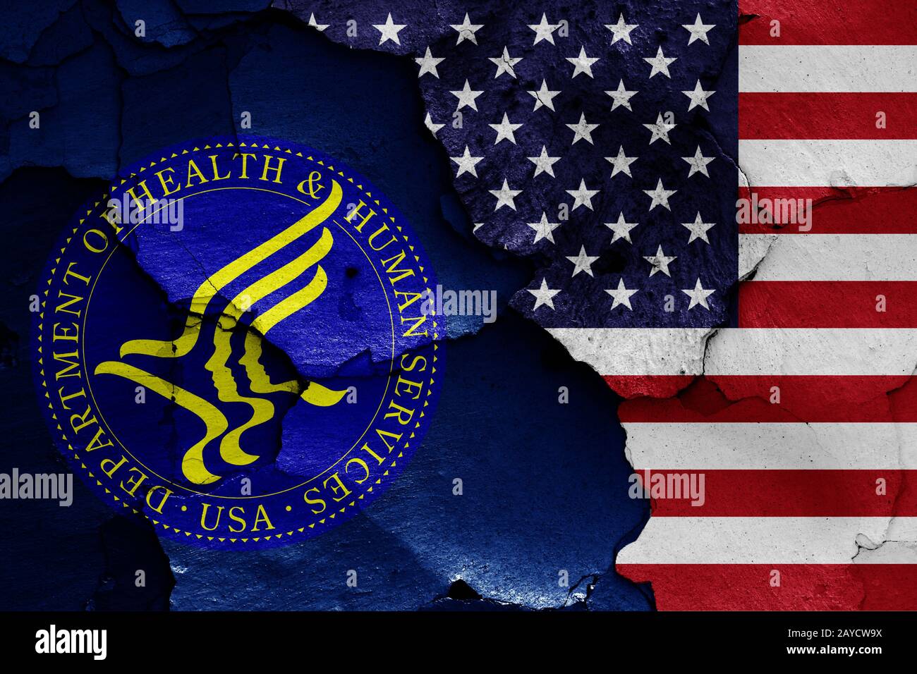 Drapeaux du ministère de la Santé et des Services humains et USA peint sur mur fissuré Banque D'Images