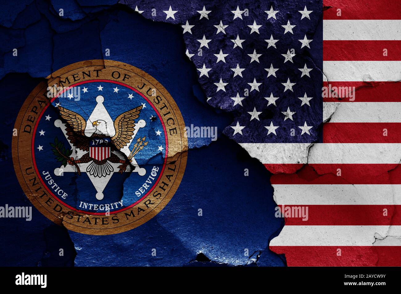 Drapeaux du United States Marshals Service et USA peint sur mur fissuré Banque D'Images