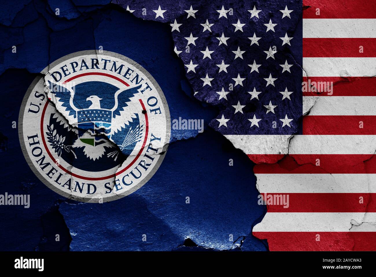 Drapeaux du Département de la sécurité intérieure et USA peint sur mur fissuré Banque D'Images