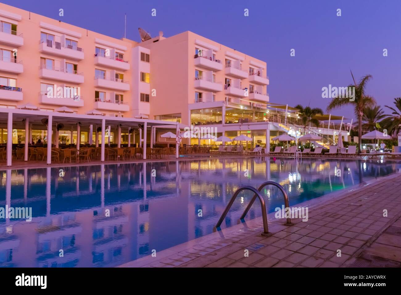 Piscine sur l'île de Chypre au coucher du soleil Banque D'Images