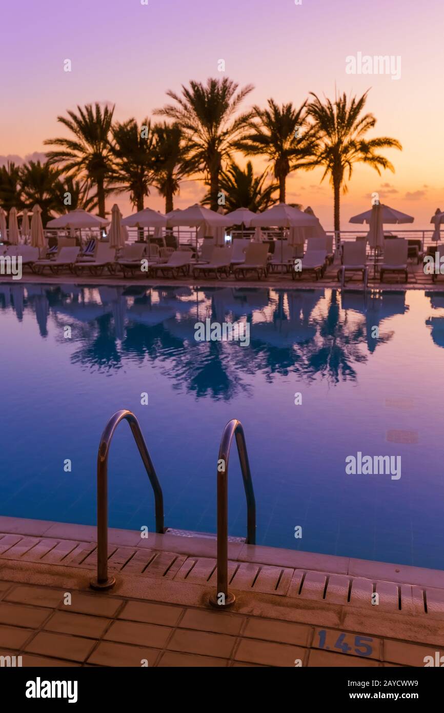 Piscine sur l'île de Chypre au coucher du soleil Banque D'Images