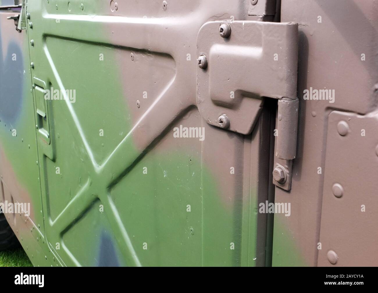 gros plan sur la porte d'un véhicule militaire blindé peint dans des couleurs de camouflage Banque D'Images